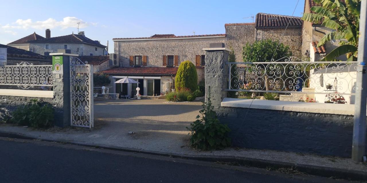 הוילה Saint-Angeau Les Quatre Saisons מראה חיצוני תמונה