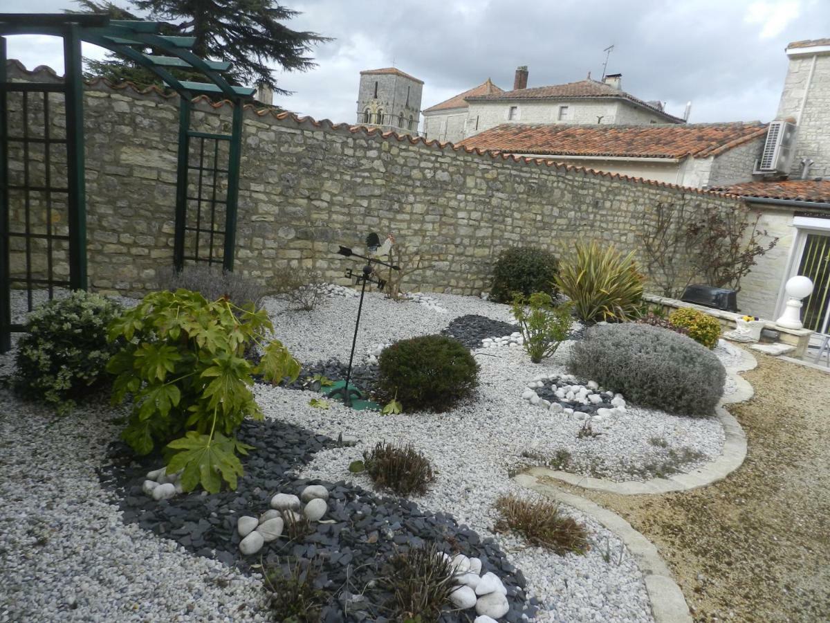 הוילה Saint-Angeau Les Quatre Saisons מראה חיצוני תמונה